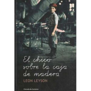 El chico sobre la caja de madera
