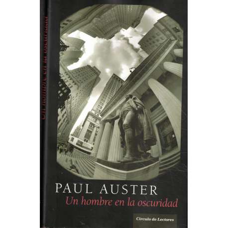 Un hombre en la oscuridad